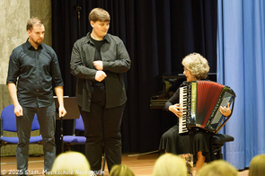 Das Ensemble tanzt zur Musik von Galina Grigorjan.