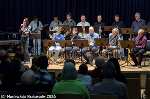Die Bigband heizt dem Publikum ein.