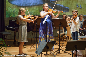 Laura Harlan-Haug musiziert mit zwei ihrer Schüler.