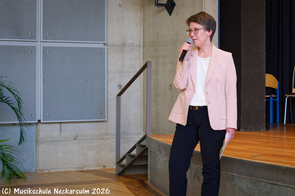 Unsere Schulleiterin Regine Kurzweil begrüßt das Publikum und würdigt die Musizierenden.