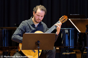 Gabriel Hernández Westpfahl beim konzentrierten Musizieren.