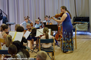 Laura Harlan-Haug leitet ihr Orchester mit ihrer Bratsche.
