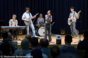 Die Band begleitet die junge Sängerin engagiert.