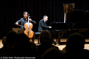 Claudio Bohorquez und sein Duopartner am Klavier spielen Schumann.