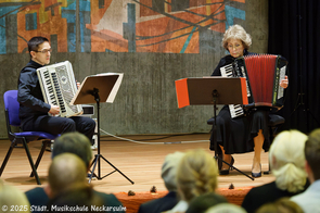 Frau Grigorian spielt im Duo mit einem ihrer Schüler.