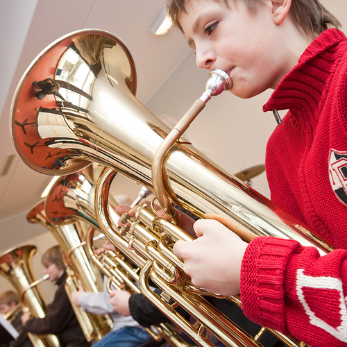 Jugendlicher spielt Tuba im Blasorchester