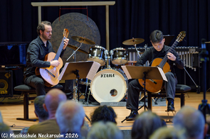 Gabriel Hernández Westpfahl und Jiaxin Cai spielen ein Gitarrenduo.