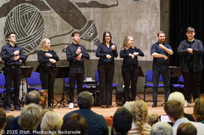 Das Ensemble tanzt zur Musik von Galina Grigorjan.