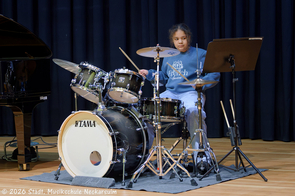 Eine junge Schlagzeugerin zeigt ihr Können.