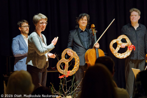 Schulleiterin Regine Kurzweil dankt den MusikerInnen.