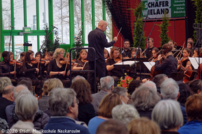 Andreas Kehlenbeck leitet das Orchester präzise.