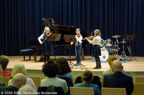 Das junge Streichtrio eröffnet das Konzert.