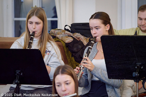 Die Klarinetten musizieren.