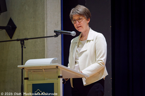 Regine Kurzweil begrüßt die Zuhörenden und lobt die Preisträger*innen.