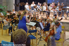 Das Miniorchester wird von Laura Harlan-Haug engagiert geleitet.