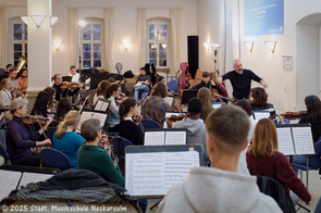 Das Orchester musiziert engagiert.