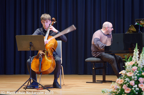 Maximilian Hamburg fegt durch die Cellosonate von Schostakowitsch.