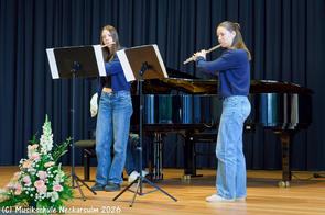 Marie Kühner und Jana Fortner musizieren einfühlsam.
